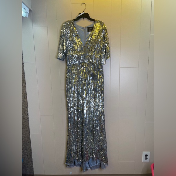 Mac Duggal 4707 Sequin Stripe Platinum Metallic V-Neck Gown Size 12 - Picture 4 of 13